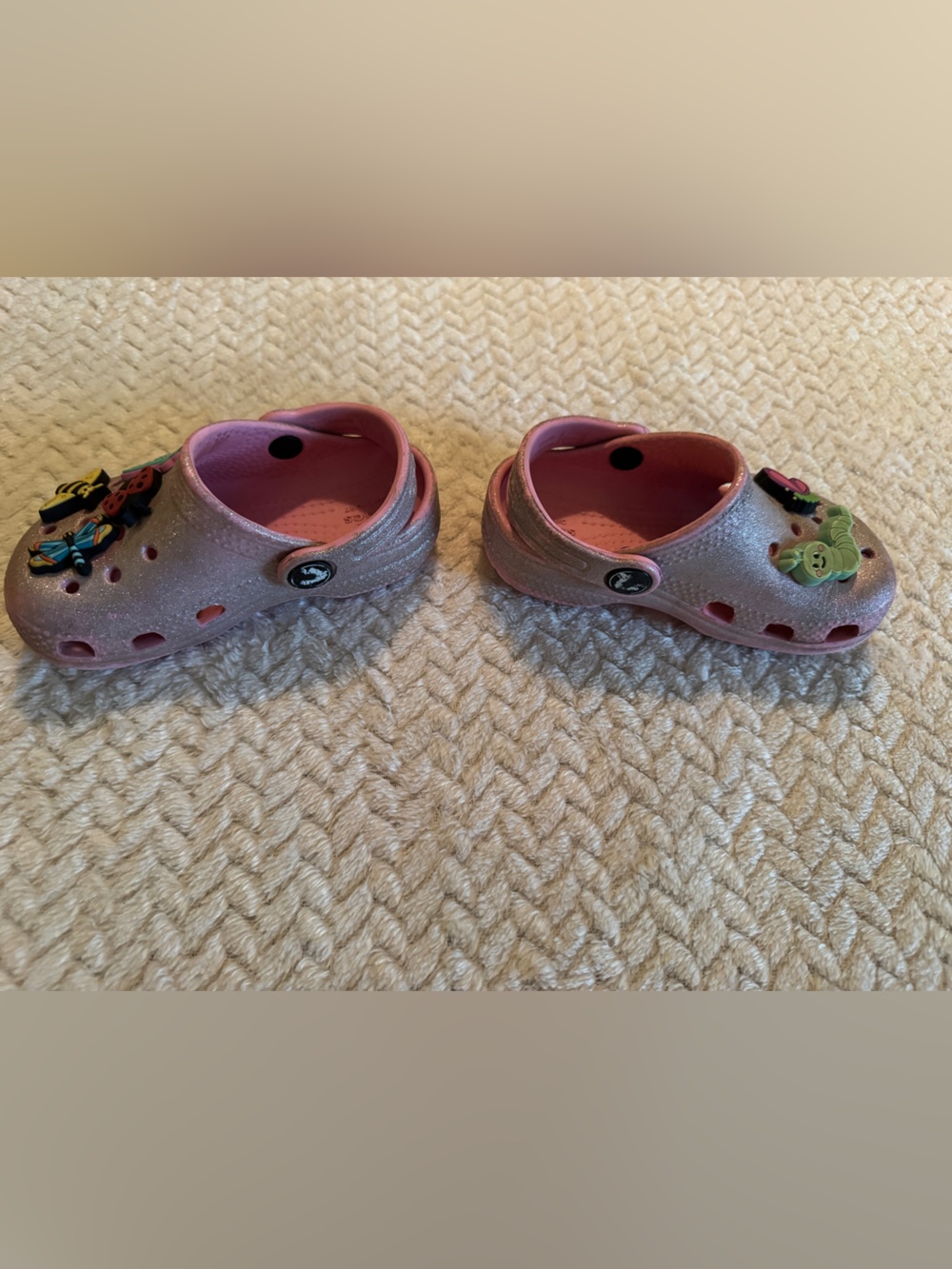 CROCS Kids Sparkle Pink Clog Shoes with Bug Charms Size 7 - Picture 4 of 11